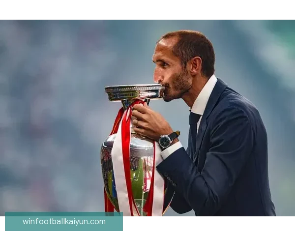 福登与球迷的互动方式继续展现其亲切形象，备受关注。